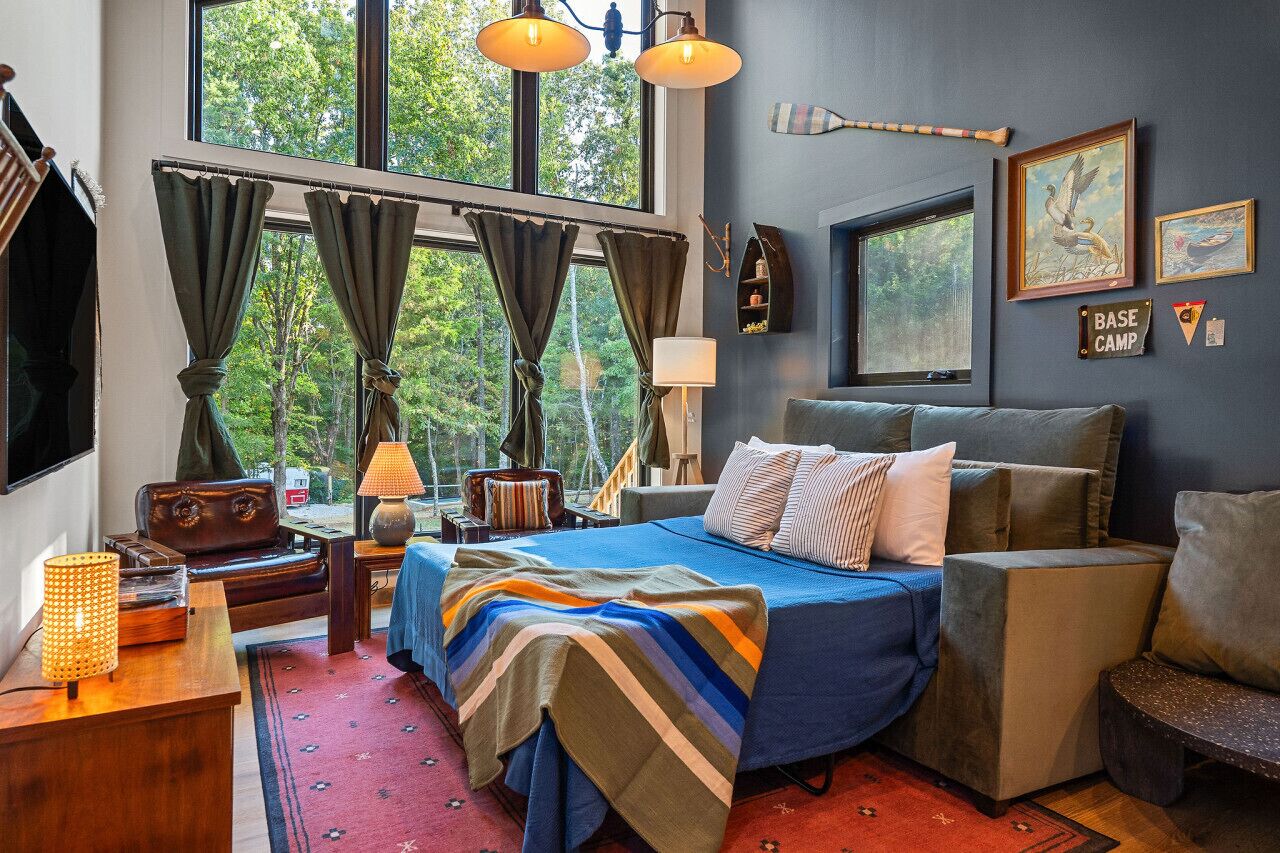 Smart TV, fireplace, books, stereo