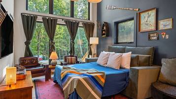 Smart TV, fireplace, books, stereo