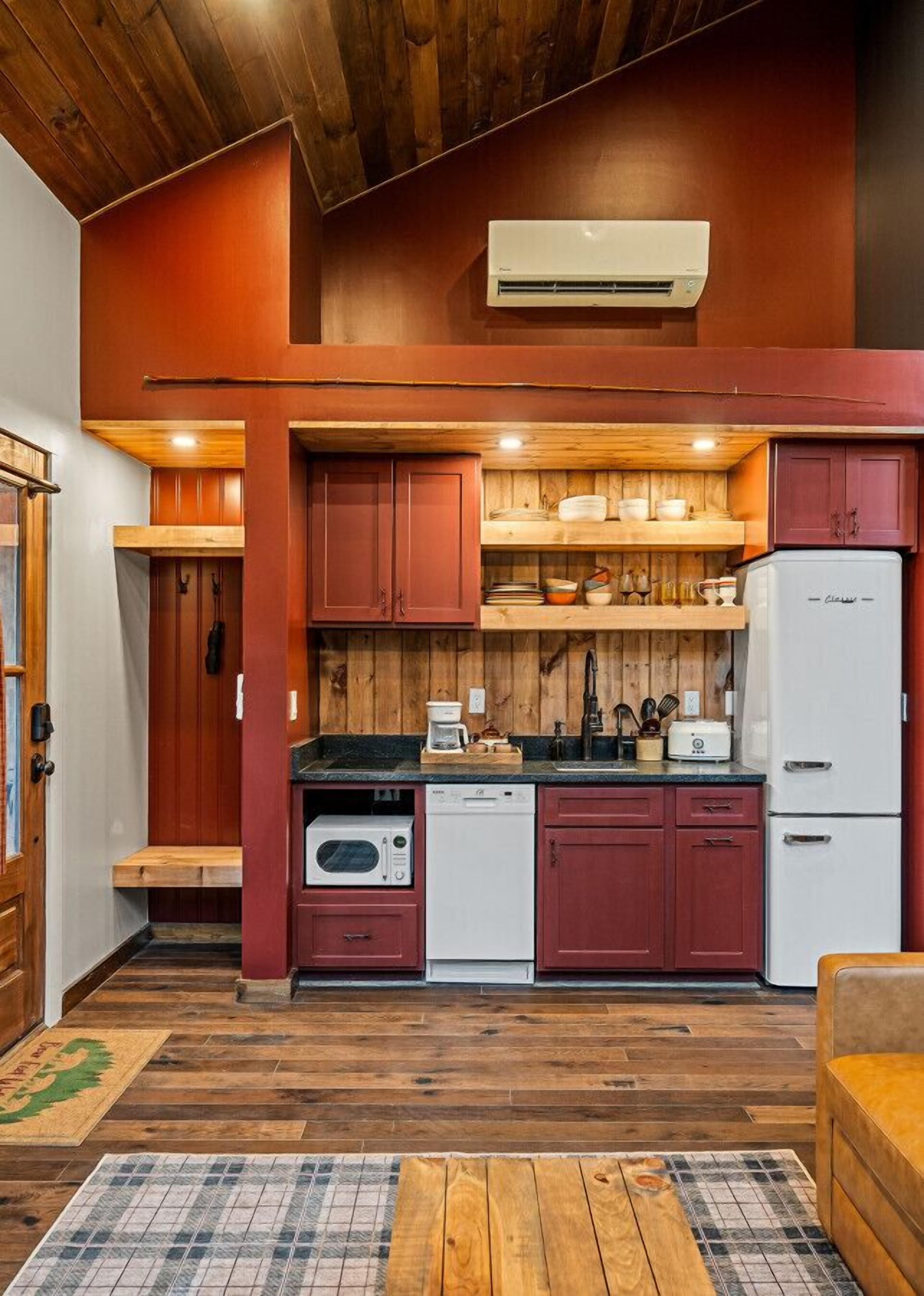 Kühlschrank, Mikrowelle, Herdplatte, Geschirrspüler
