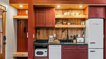 Kühlschrank, Mikrowelle, Herdplatte, Geschirrspüler
