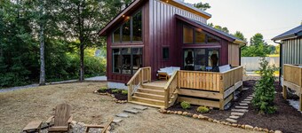 Comfy Cabin w/ Pickleball, Golf, Sauna & Hot Tub!