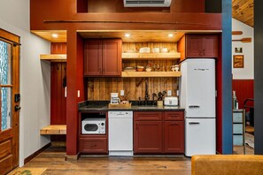 Kühlschrank, Mikrowelle, Herdplatte, Geschirrspüler