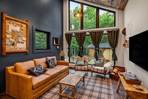 Smart TV, fireplace, books, stereo