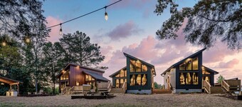 Comfy Cabin w/ Pickleball, Golf, Sauna & Hot Tub!