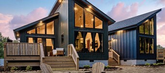 3 Cabins w/ Sauna, Hot Tubs, Pickleball, & Golf!