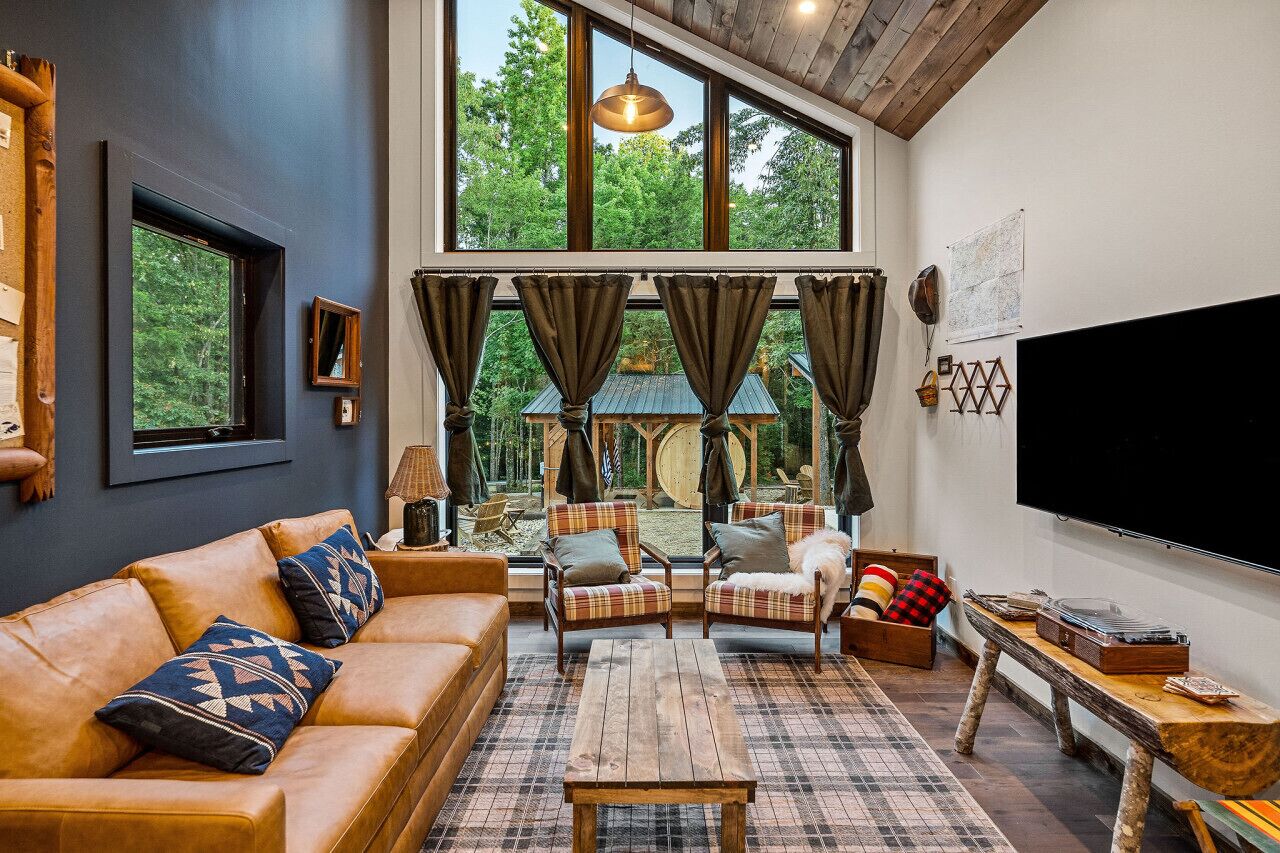 Smart TV, chimenea, libros y estéreo 