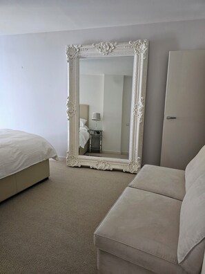 1 多间卧室、熨斗/熨衣板、床单