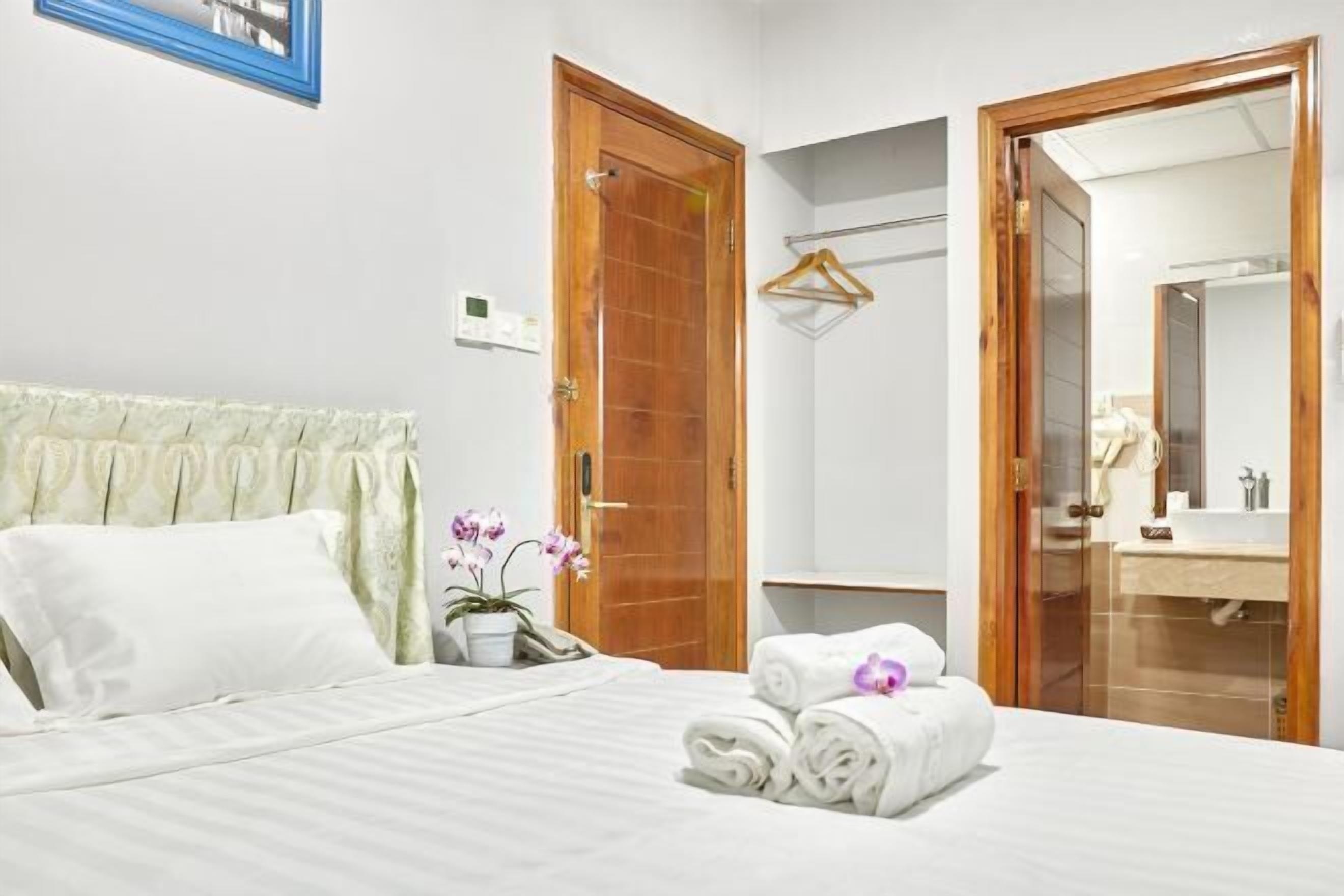 Schreibtisch, laptopgeeigneter Arbeitsplatz, kostenloses WLAN