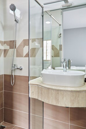 Chuveiro, secador de cabelo, toalhas de banho, sabonete