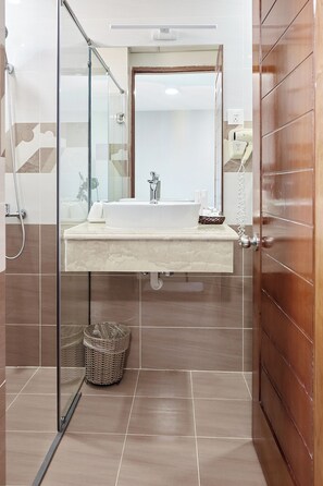 Habitación Deluxe con 1 cama matrimonial o 2 individuales | Baño | Regadera, secadora de cabello, toallas, jabón