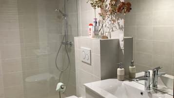 SĂšche-cheveux, serviettes fournies, savon, papier toilette