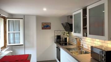 Réfrigérateur, micro-ondes, plaque de cuisson, lave-vaisselle