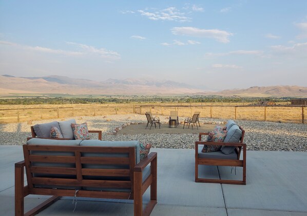 Property grounds - High Desert Haven - a beautiful 3-bedroom home in Challis with RV Hookup! (Challis)