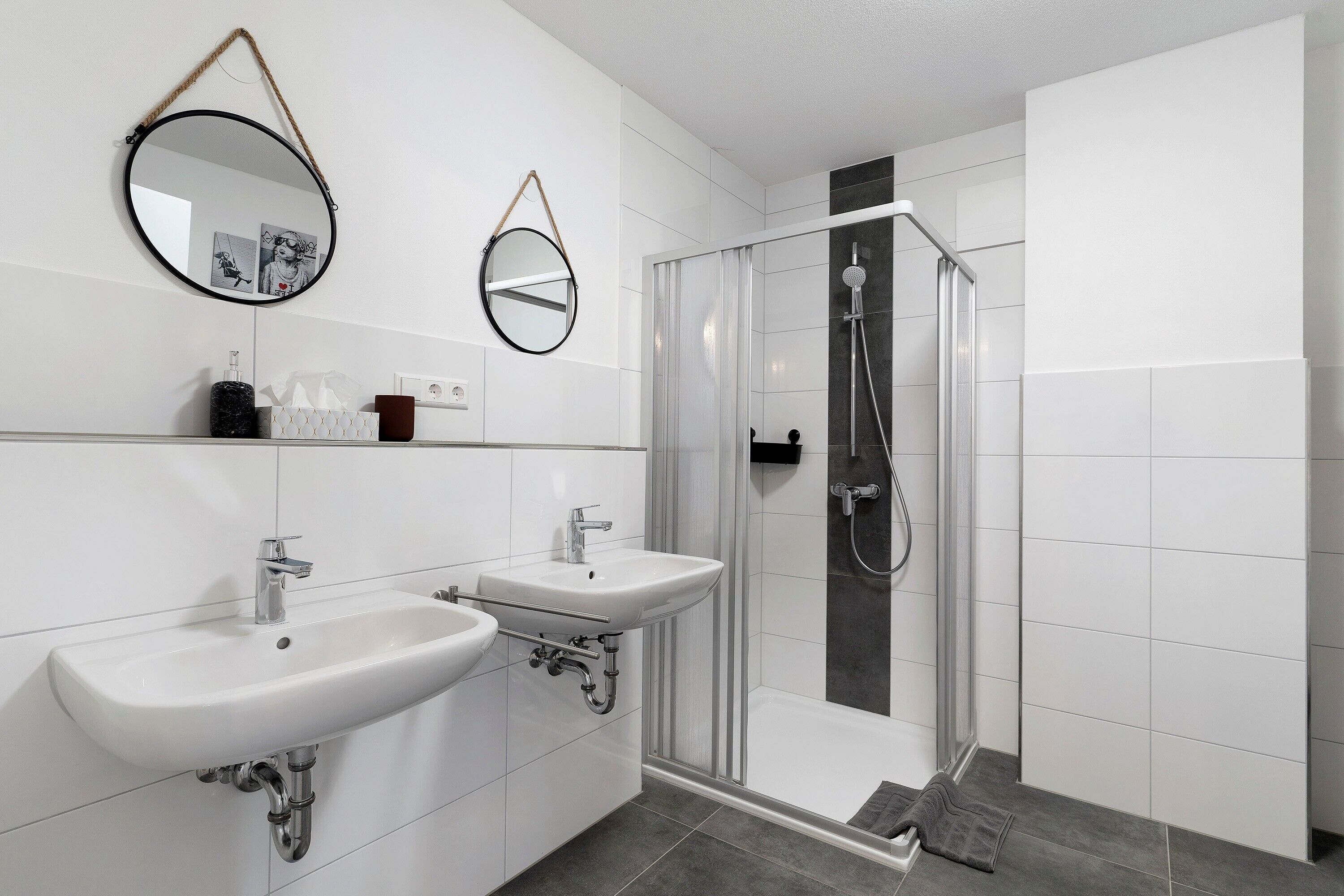 Douche, sèche-cheveux, serviettes fournies