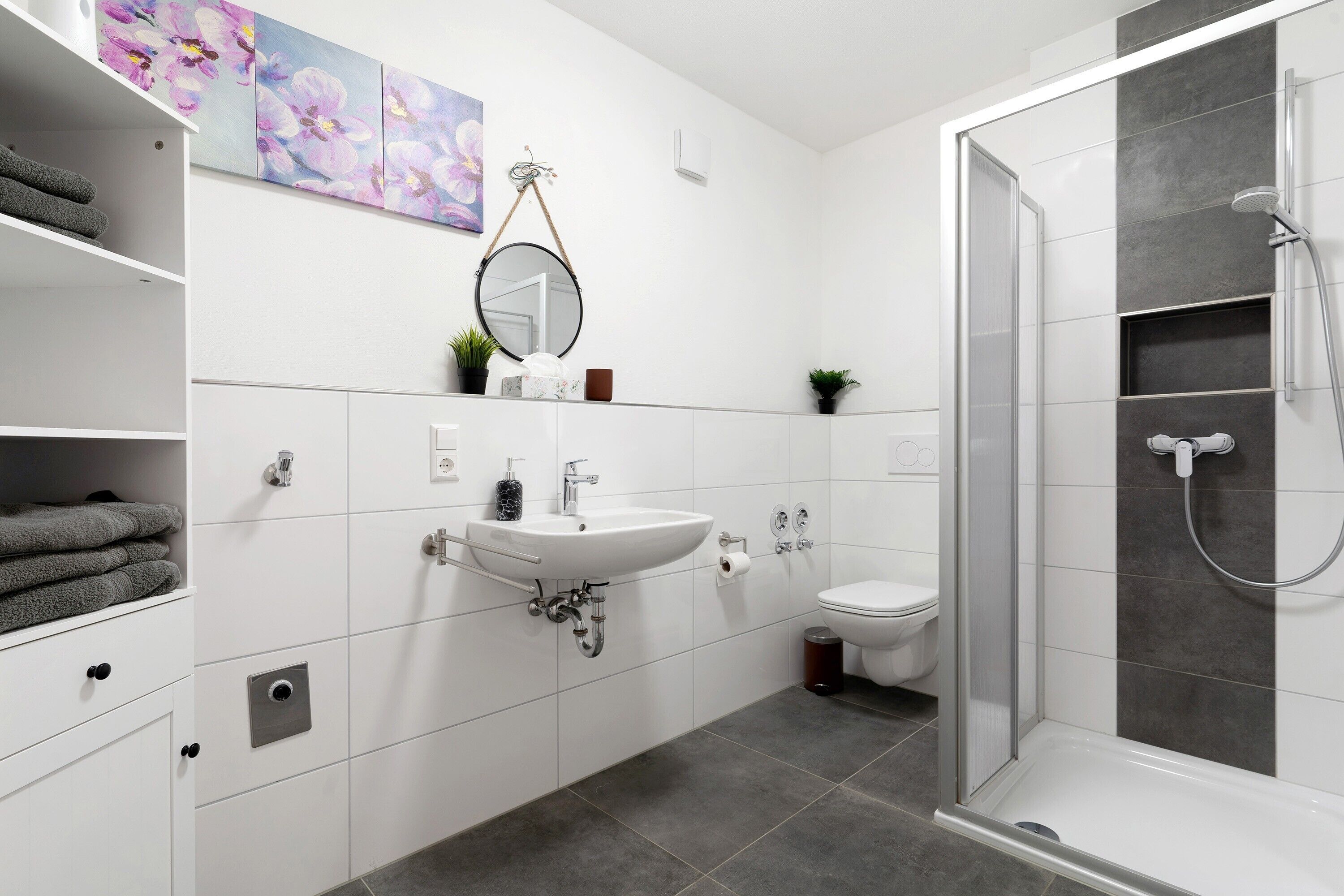 Douche, sèche-cheveux, serviettes fournies