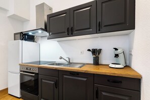 Kjøleskap, mikrobølgeovn, ovn og kokeplater