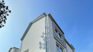 A modern two-story building with a flat roof, large windows, and a balcony. - Apartment '7' with Balcony and Wi-Fi (Kappel-Grafenhausen)