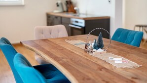 A wooden dining table with a placemat, a small Christmas tree, and a candle holder. - Apartment '7' with Balcony and Wi-Fi (Kappel-Grafenhausen)