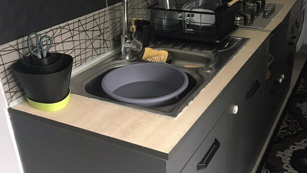 Une cuisine équipée d’un évier, d’une cuisinière et d’un grille-pain.
