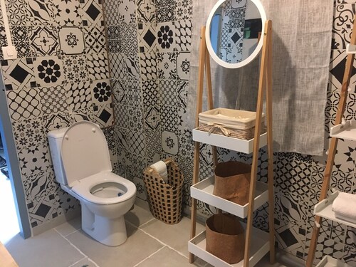 F1 Meublé 50 M2 - 1 pce + sdb wc +cuisine + Jardin + Grand Couloir Rangement