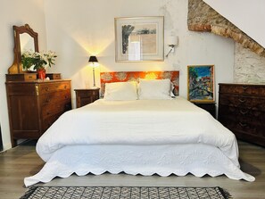 2 chambres, bureau, fer et planche à repasser, draps fournis