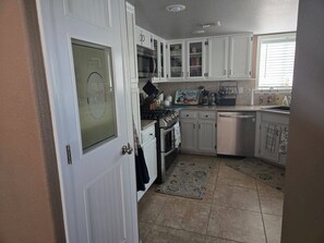 Mikrowelle, Ofen, Herdplatte, Geschirrspüler