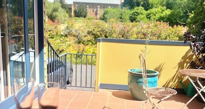 Prime Location | Art, Food & Markets at Your Door | Strong Wi-Fi | Parking | A/C