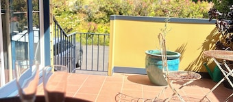 Prime Location | Art, Food & Markets at Your Door | Strong Wi-Fi | Parking | A/C