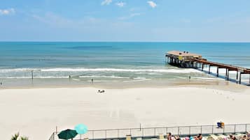 Na praia, passeios de caiaque, passeios de lancha, prática de pesca