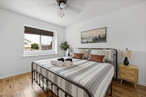 5 bedrooms, iron/ironing board, travel crib, WiFi - 5 Beds, Hot Tub, Fenced backyard (Summerset)