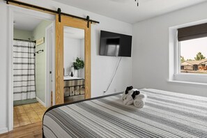 5 bedrooms, iron/ironing board, travel cot, WiFi - 5 Beds, Hot Tub, Fenced backyard (Summerset)