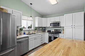 Fridge, microwave, oven, stovetop - 5 Beds, Hot Tub, Fenced backyard (Summerset)