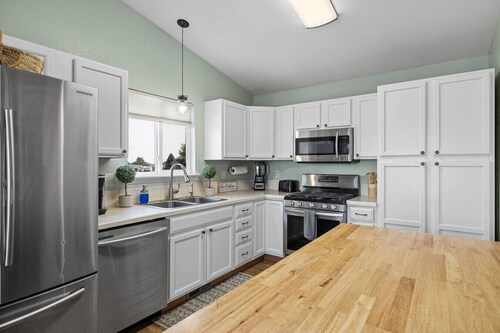 5 Beds, Hot Tub, Fenced backyard