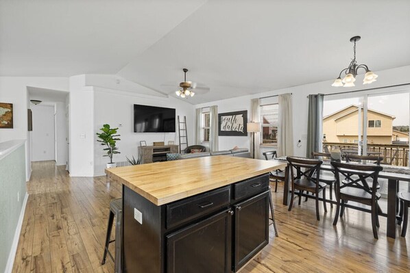 Interior - 5 Beds, Hot Tub, Fenced backyard (Summerset)