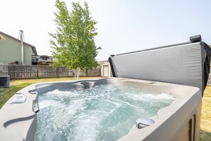 Outdoor spa tub - 5 Beds, Hot Tub, Fenced backyard (Summerset)