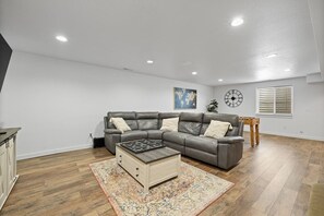Fernseher, Kamin, Stereoanlage