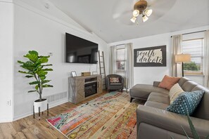 TV, fireplace, stereo - 5 Beds, Hot Tub, Fenced backyard (Summerset)