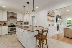 Køleskab, mikrobølgeovn, ovn, kogeplade