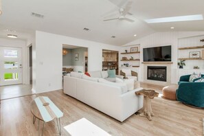 Tv, pejs, bordtennisbord