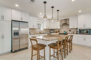 Køleskab, mikrobølgeovn, ovn, kogeplade