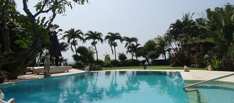 Spacious 5-bedroom beachfront villa with Fitness, Spa & WiFi close to Lovina