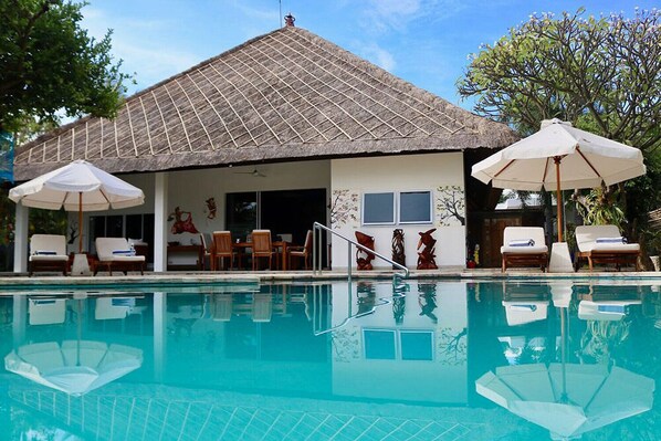Pool - Spacious 5-bedroom beachfront villa with Fitness, Spa & WiFi close to Lovina (Buleleng)