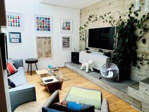 TV - Stunning Apartment with Summer Cabin, Garden and Room Terrace (London)