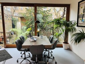 Dining - Stunning Apartment with Summer Cabin, Garden and Room Terrace (London)