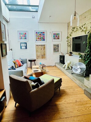 TV - Stunning Apartment with Summer Cabin, Garden and Room Terrace (London)