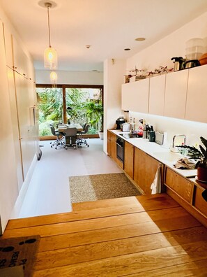 Private kitchen - Stunning Apartment with Summer Cabin, Garden and Room Terrace (London)
