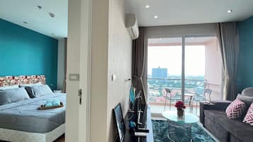 Leilighet – deluxe, 1 queensize-seng med sovesofa, ikke-røyk, bassengutsikt | Safe på rommet, skrivebord og skrivebord for bærbar PC