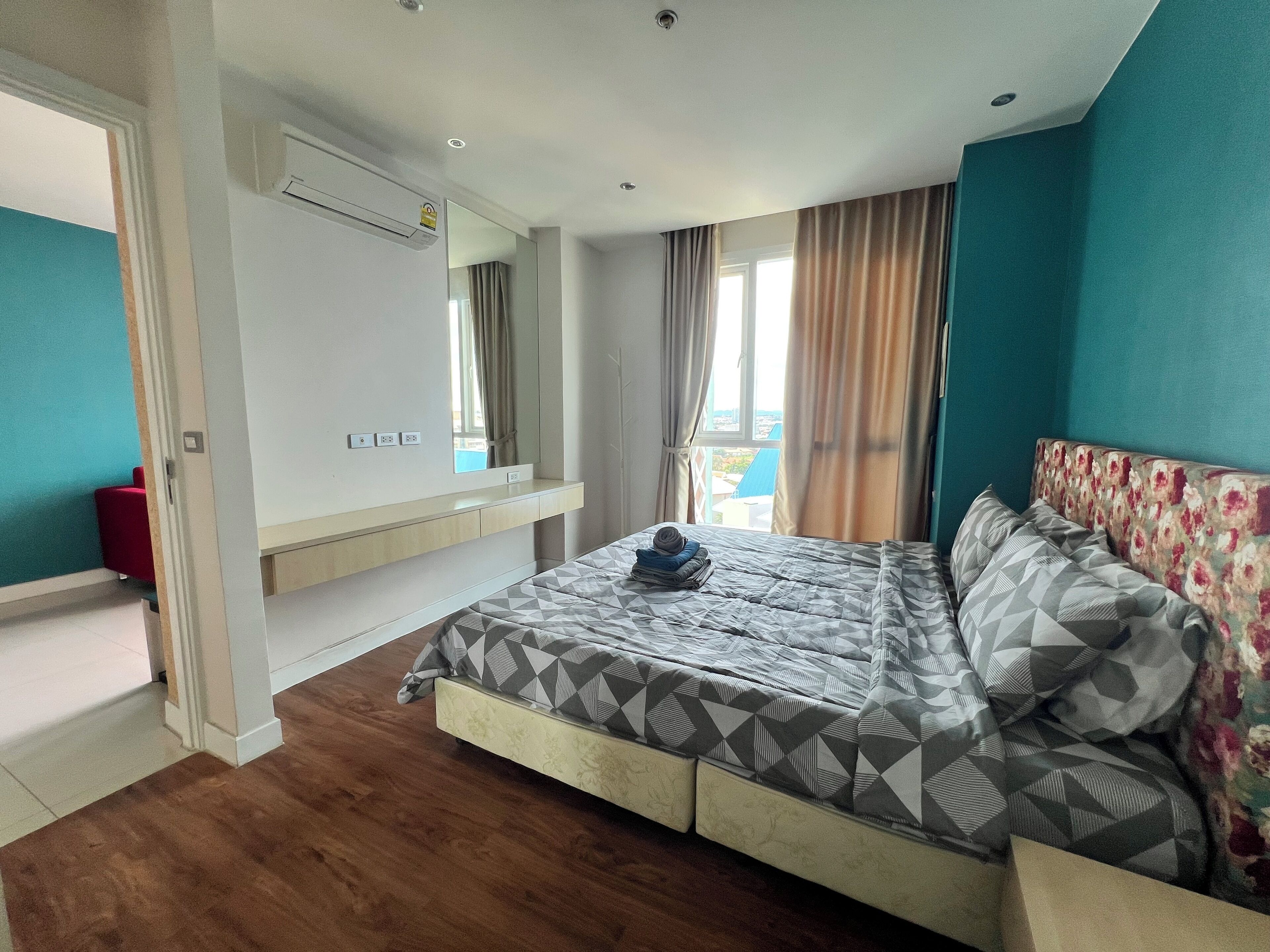 Caja de seguridad en la habitación y escritorio 