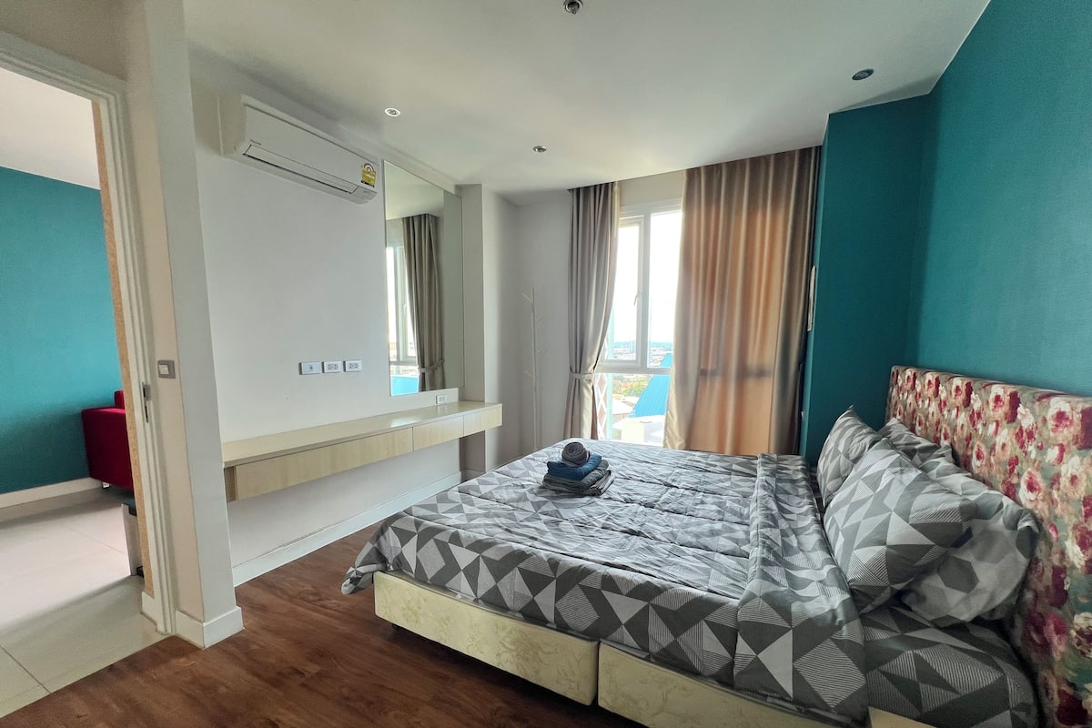 Caja de seguridad en la habitación y escritorio