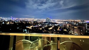 A nighttime cityscape with illuminated buildings and a clear sky. - Grande Carribean Condo By Thita (Pattaya)